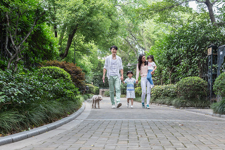 小区跑到父母带孩子在小区里散步背景