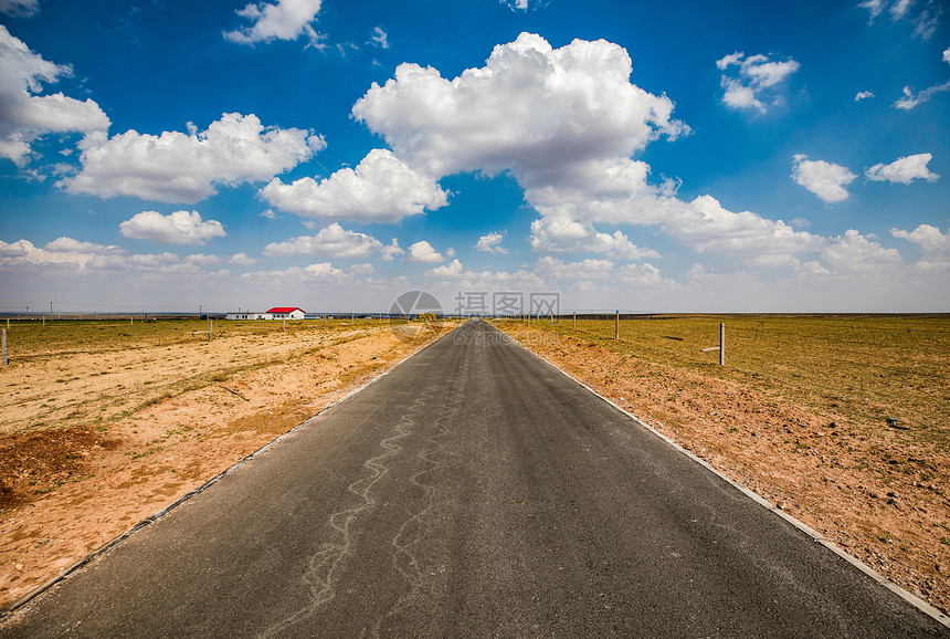草原的公路图片