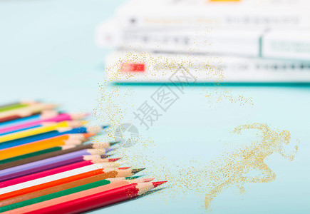 粉色笔记本彩色铅笔涂色设计图片