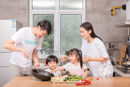 爸爸妈妈和孩子一起在厨房做菜模特高清图片素材