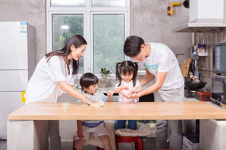 孩子学习帮助父母做家务擦桌子背景图片