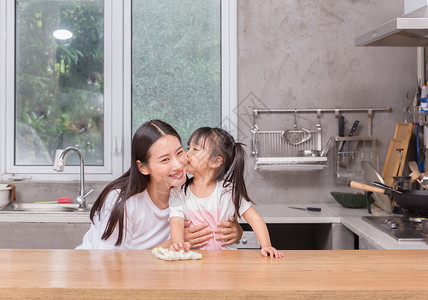 孩子学习帮助父母做家务擦桌子年轻父母高清图片素材