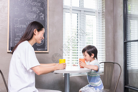 母子互动玩耍妈妈和孩子喝饮料聊天背景