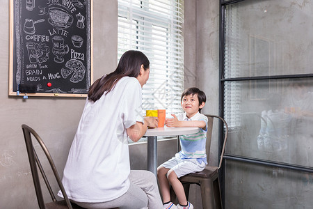 母子聊天妈妈和孩子喝饮料聊天背景