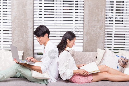 情侣家居客厅沙发休闲放松背景图片