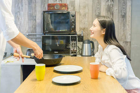 年轻情侣一起做饭背景图片