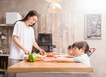 给孩子做饭年轻父母与孩子一起在厨房做饭背景