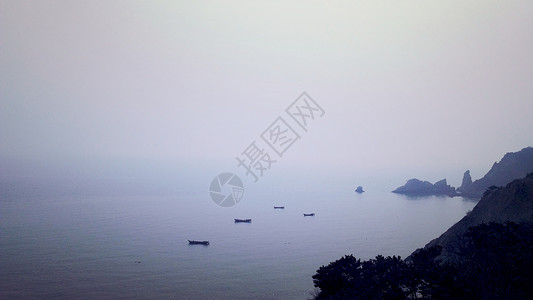 雾中孤舟背景图片