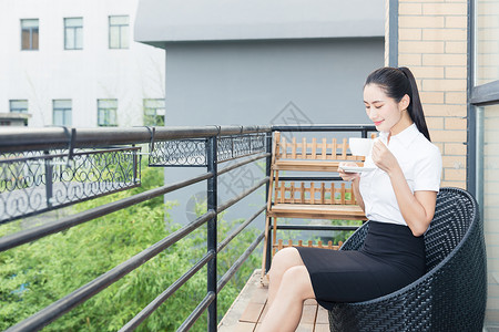 美丽职业女性阳台放松喝咖啡高清图片