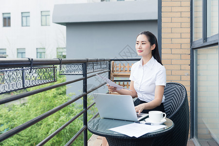 职业女性阳台商业办公思考图片