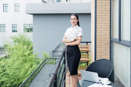 美丽职业女性阳台轻松办公美丽职业女性阳台站立形象背景