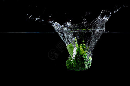 绿色动感波浪纹落入水中的蔬菜背景