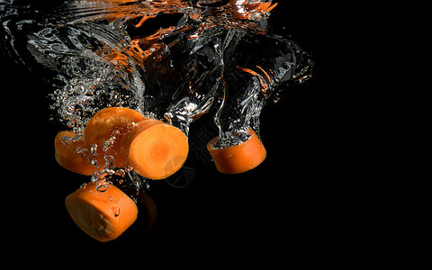橙色水素材落入水中的蔬菜背景