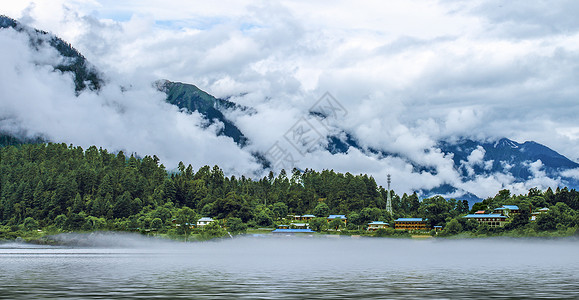 白云深处湖面雾气背景