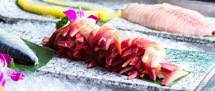高档自助餐日式北极贝和生鱼片背景图片