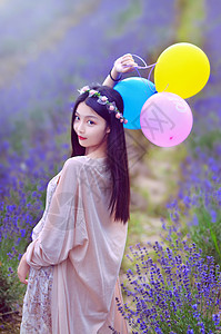 薰衣草丛中拿着气球的美女背景图片