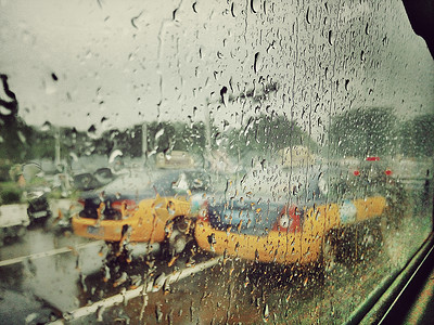 节气风景国潮夏天的雨后-车窗上的雨水背景