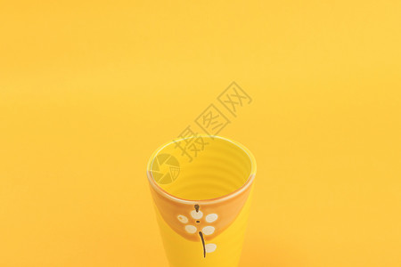 黄色简约线条黄色的杯子背景