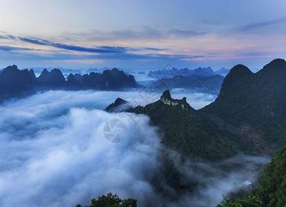 水墨橙光素材漓江清晨的云海背景