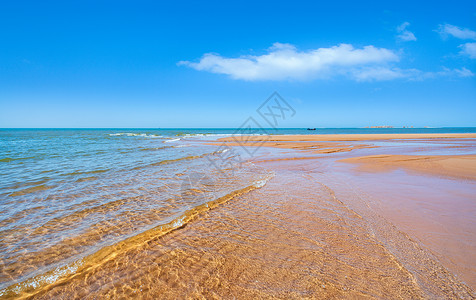 透明金沙素材蓝天白云沙滩海浪背景
