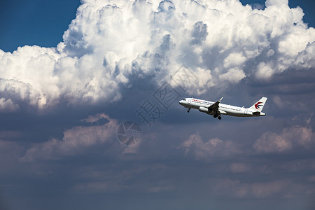 多风天气素材飞机穿云背景