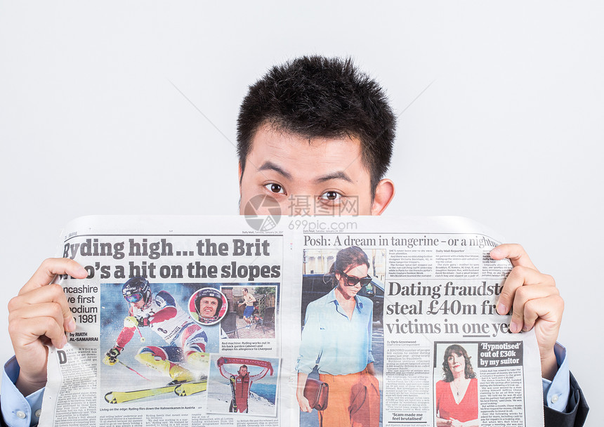 拿报纸挡住脸的男人图片