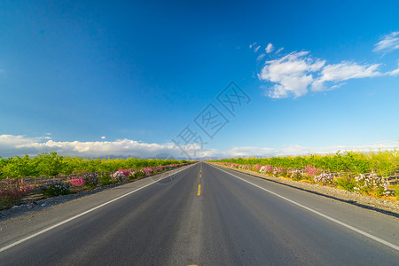 伸向远方的公路新疆公路背景