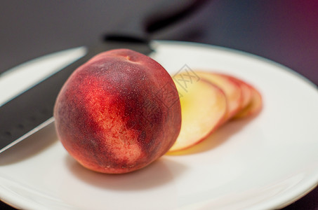 ps刀具素材夏日水果-被切开的桃子与刀具背景