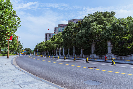 上海外滩城市空旷马路高清图片