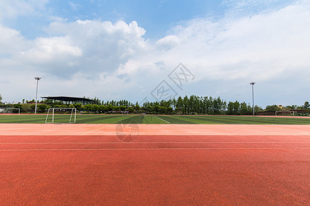 大学体育晴天下的校园操场背景