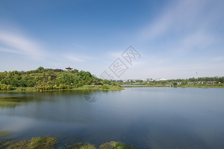 平静蓝水蓝天下的湖泊背景