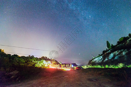 星空下的车轨背景图片