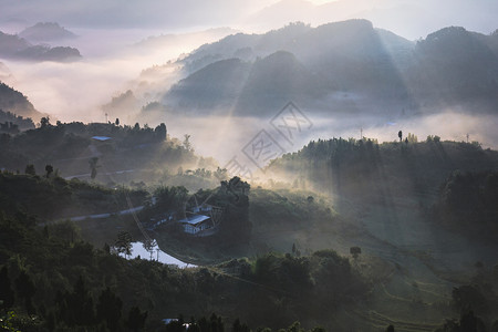 耶稣拥抱晨雾缭绕的山脉背景
