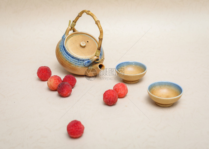杨梅和陶瓷茶杯图片