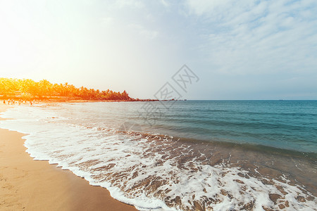 海南沙滩海浪嬉水高清图片