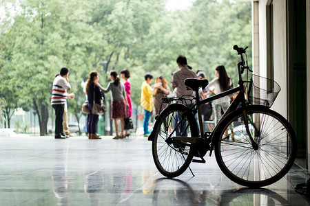 大学校园门口夏日的校园-毕业季聚散背景