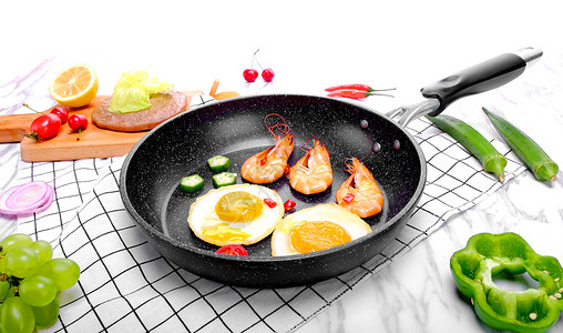 平底锅里的煎蛋和虾高清图片