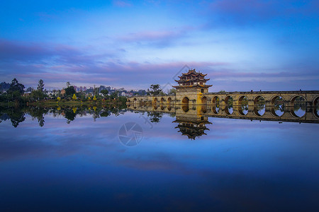 双龙桥古代建筑夜景高清图片