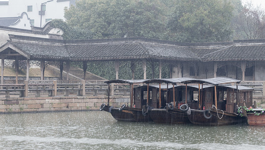 烟雨迷蒙烟雨朦胧的乌镇古镇船只背景