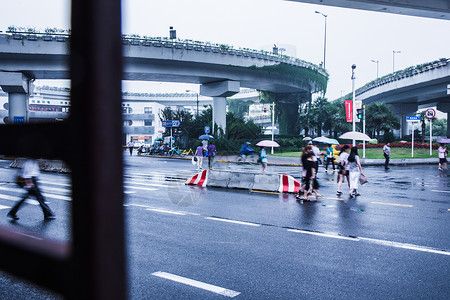 天桥伞雨天街头行人过马路背景