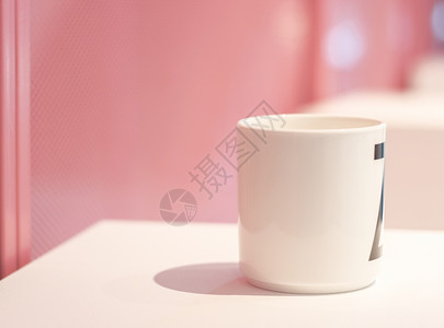 陶瓷家具粉色背景下的杯子背景