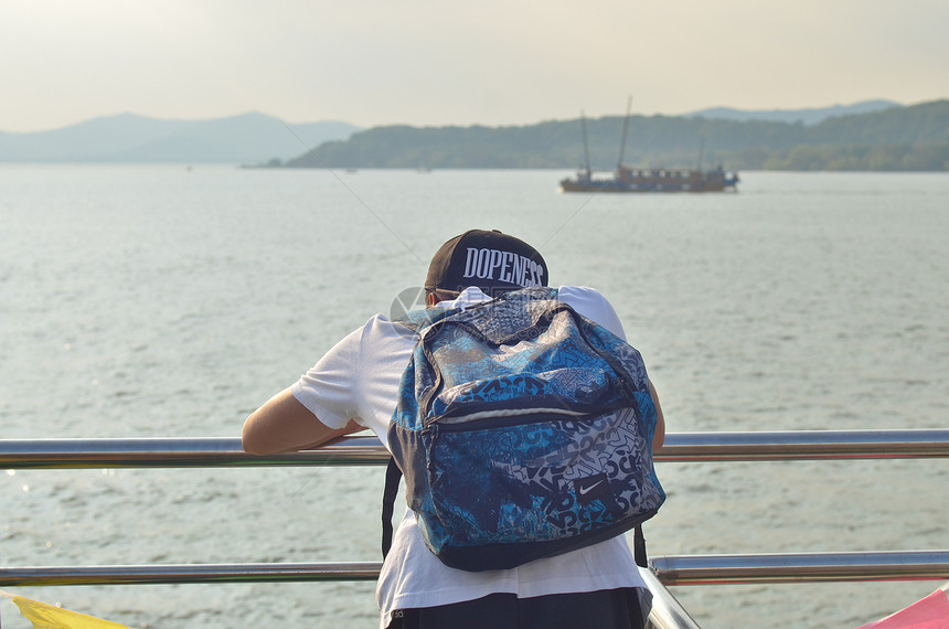 夏日海边男孩图片