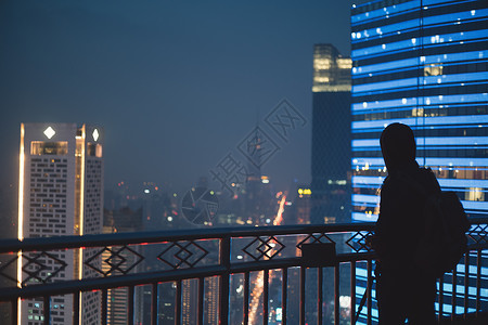 城市里的人背影夜景高清图片