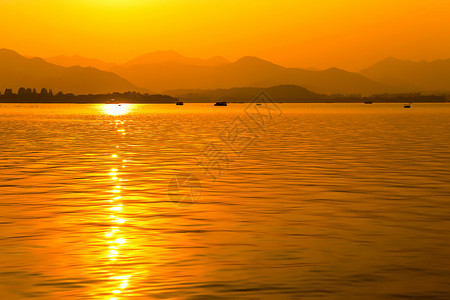 温柔的夕阳金色波光粼粼高清图片