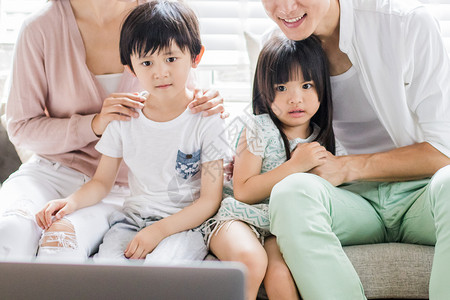 美好生活父母陪着孩子看电脑图片