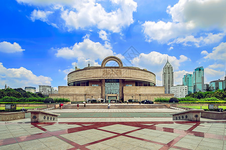 现代宏伟建筑蓝天白云下的上海地标性建筑背景