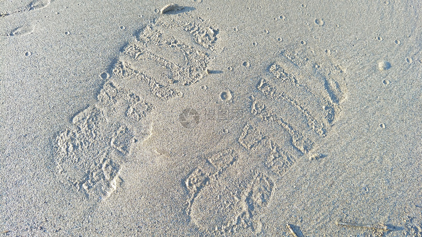沙滩鞋印图片