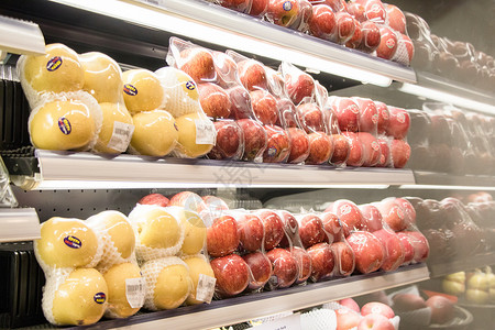 超市冰箱冰箱陈列新鲜的水果背景
