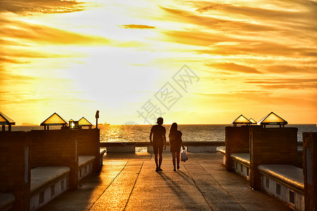 码头情侣泰国苏梅岛码头黄昏夕阳日落海边的情侣背景
