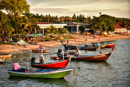 苏梅岛渔船泰国苏梅岛落日下的渔村背景